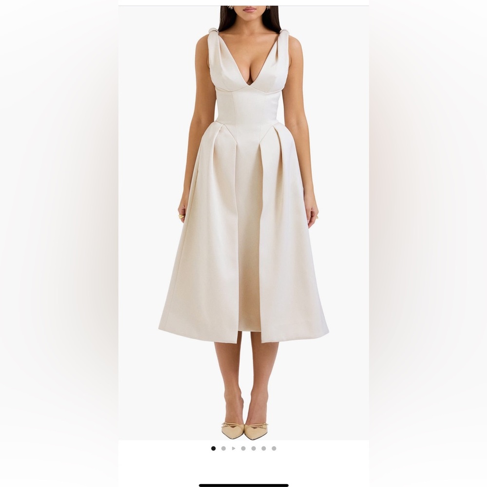 HOUSE OF CB
Paloma Sleeveless Satin Gown Elegant Cream